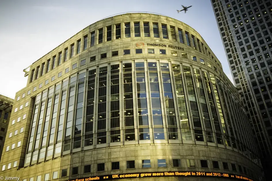 Thomson Reuters lança modelo próprio de IA focado em direito